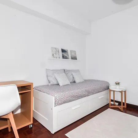 Beautiful Porto Gaia - Views, Metro & Free Parking Apartment *