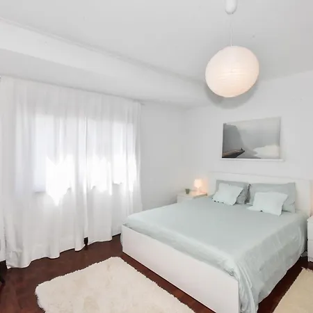Beautiful Porto Gaia - Views, Metro & Free Parking Apartment *