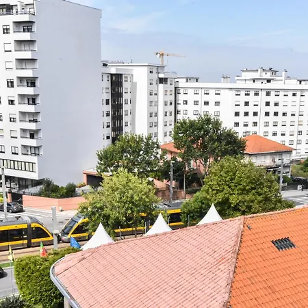 Beautiful Porto Gaia - Views, Metro & Free Parking